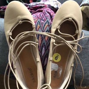 Valet tie up the leg flats